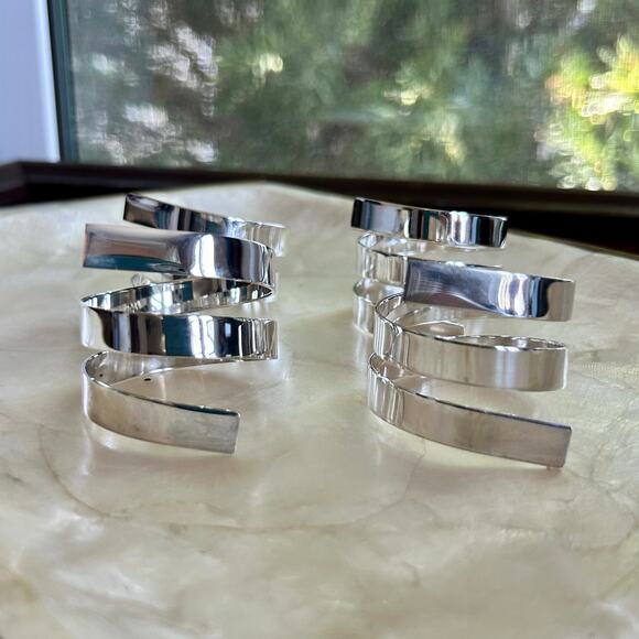 Set of 4 Modern Silver-Plated Spiral Napkin Rings – Minimalist Table Decor - Picture 2 of 15
